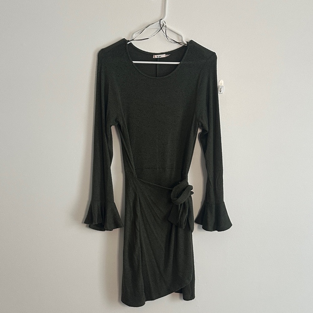 Elegant Green Dress with Flared Sleeves